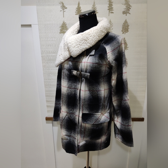 Billabong Wool Blend Plaid Cape Coat Sherpa Collar Buckle Closure -Medium - Picture 3 of 9